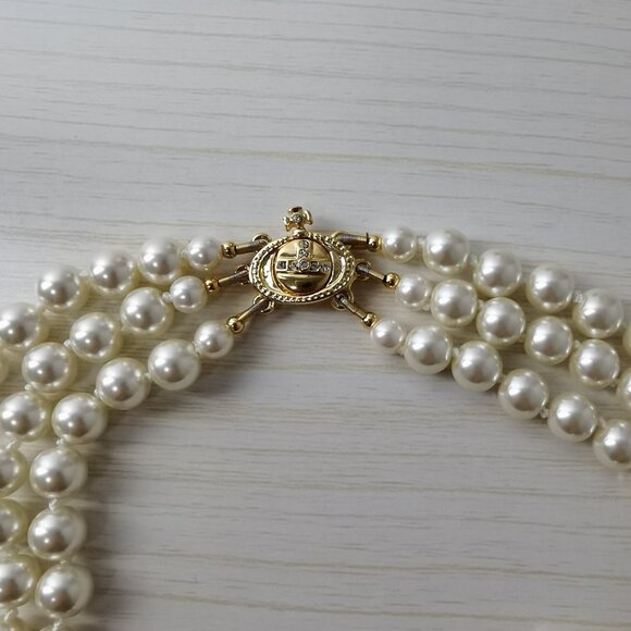 Vivienne Westwood Irregular Three Row Pearl Bas Relief Choker in gold - Picture 8 of 9